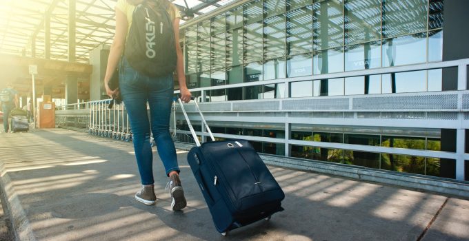 5 Tips to Ensure Safe Luggage Lifting